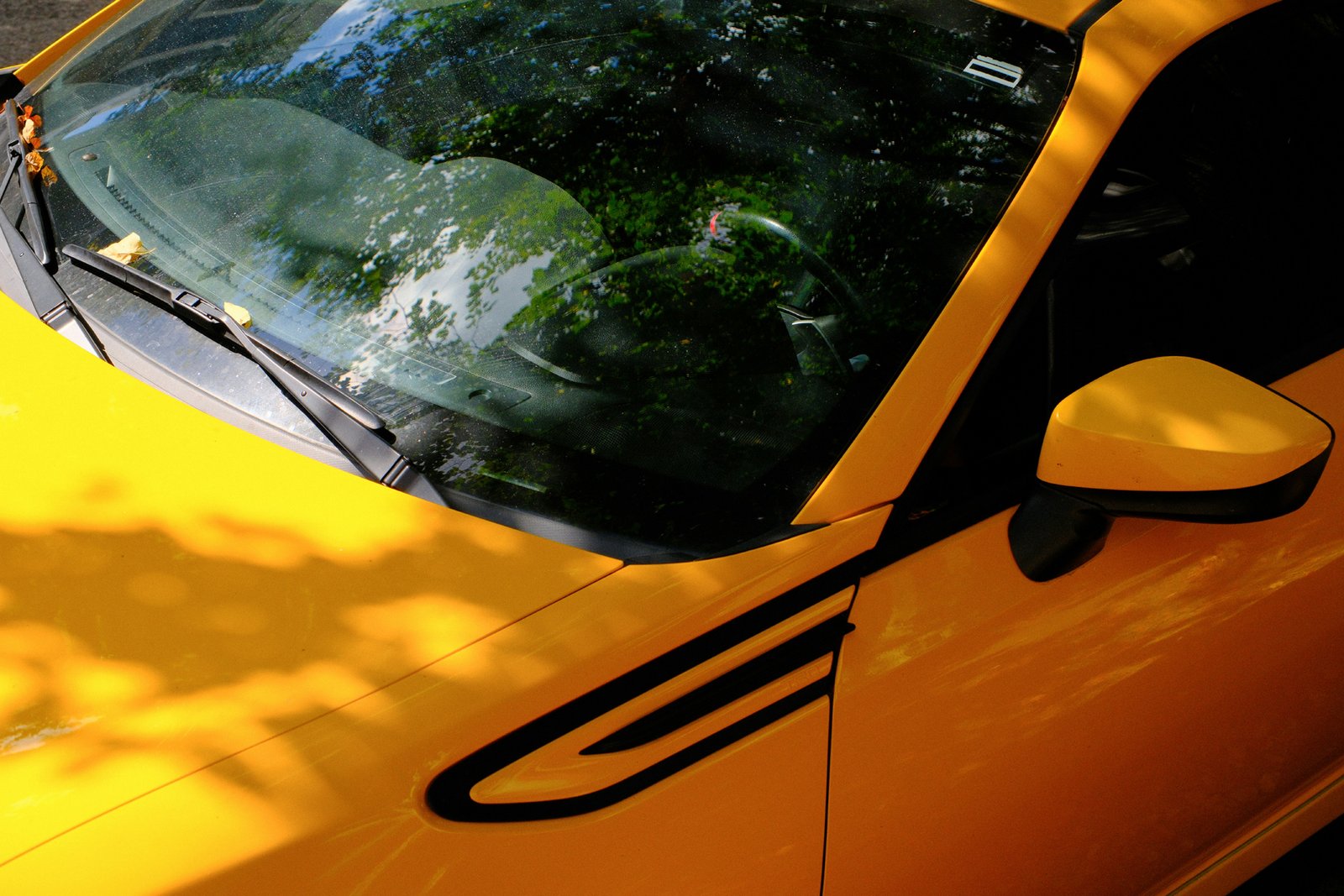 Reinigung einer Autoscheibe mit Tuch