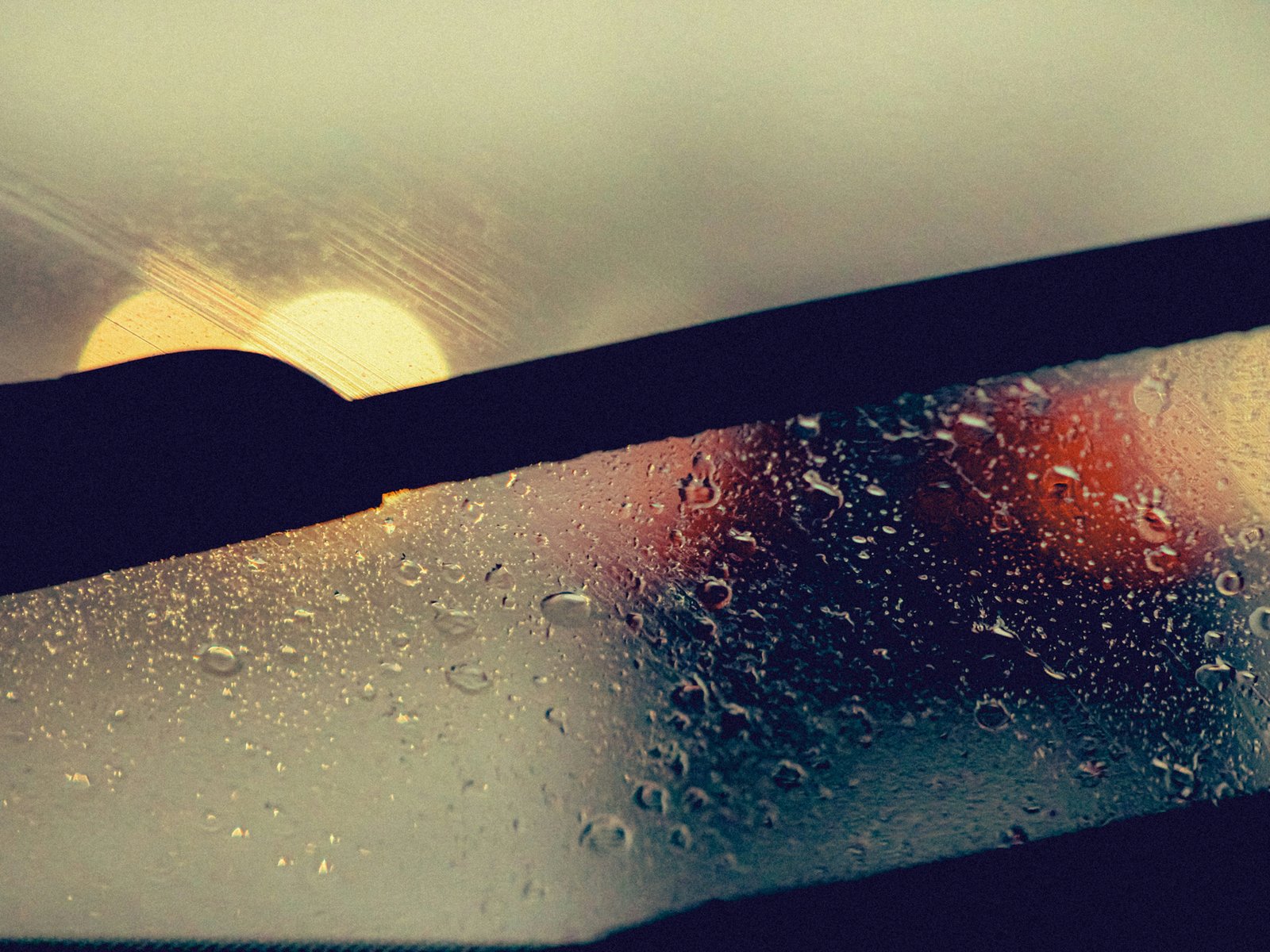 Scheibenwischer bei Regen auf einer Autoscheibe