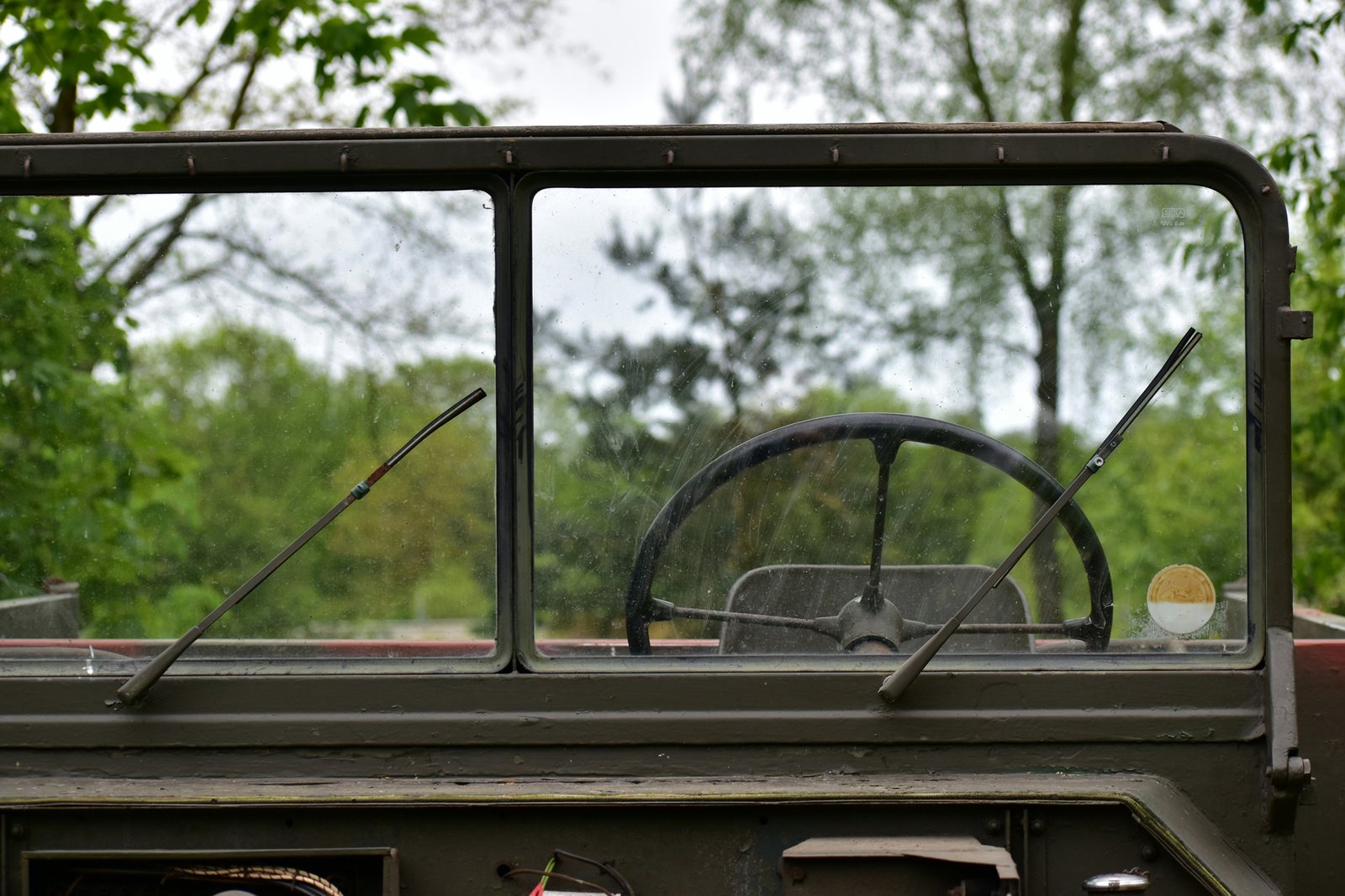 Abgenutzte Scheibenwischer auf einer Autoscheibe