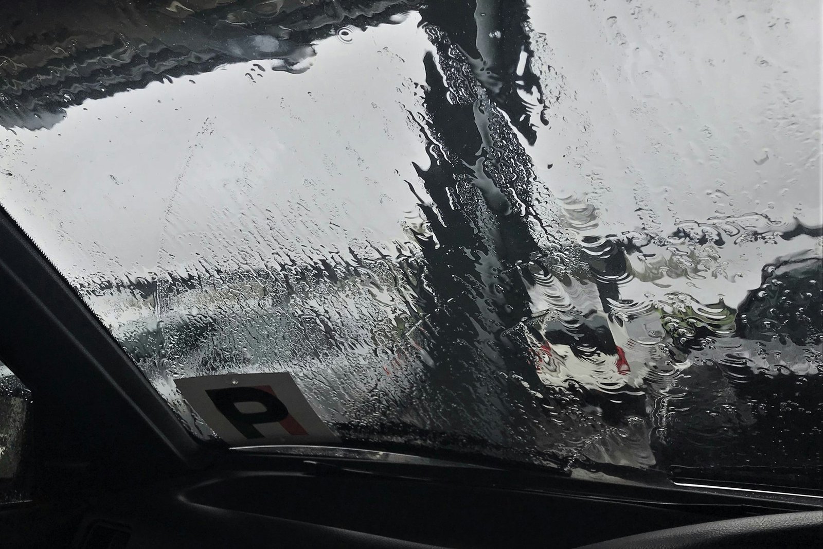 Scheibenwischer bei Regen während der Fahrt
