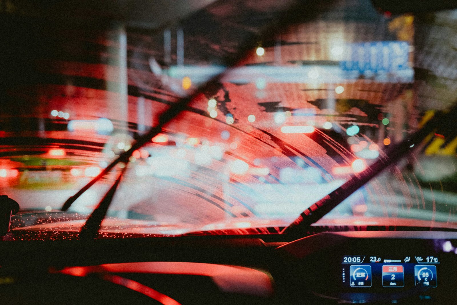 Scheibenwischer bei Regen auf einer Autoscheibe