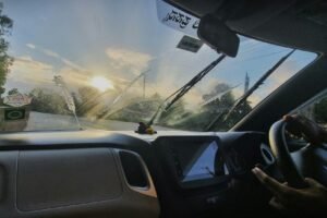 Scheibenwischer an einer Autoscheibe