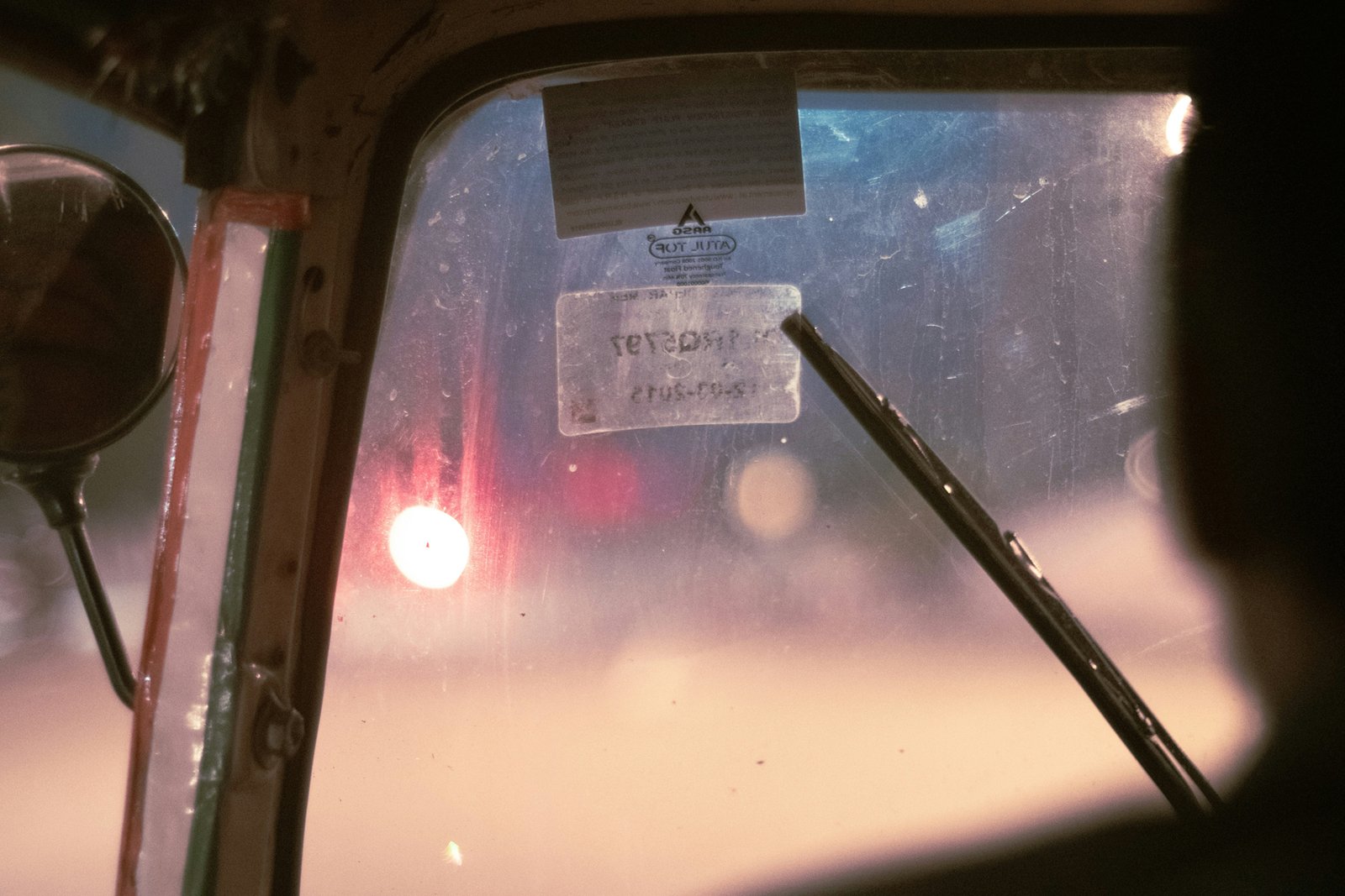 Spray wird auf eine Autoscheibe aufgetragen