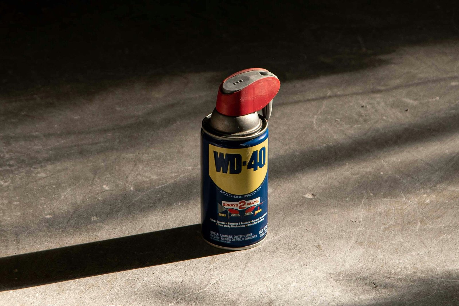 Spray wird auf eine Autoscheibe aufgetragen