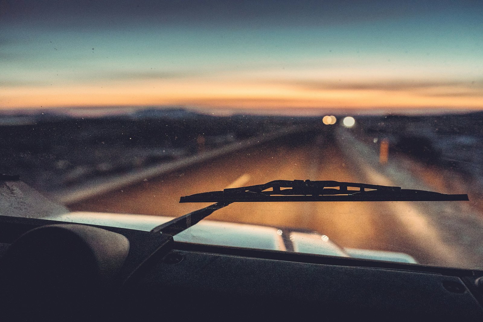 Wischerarm an einer Autoscheibe